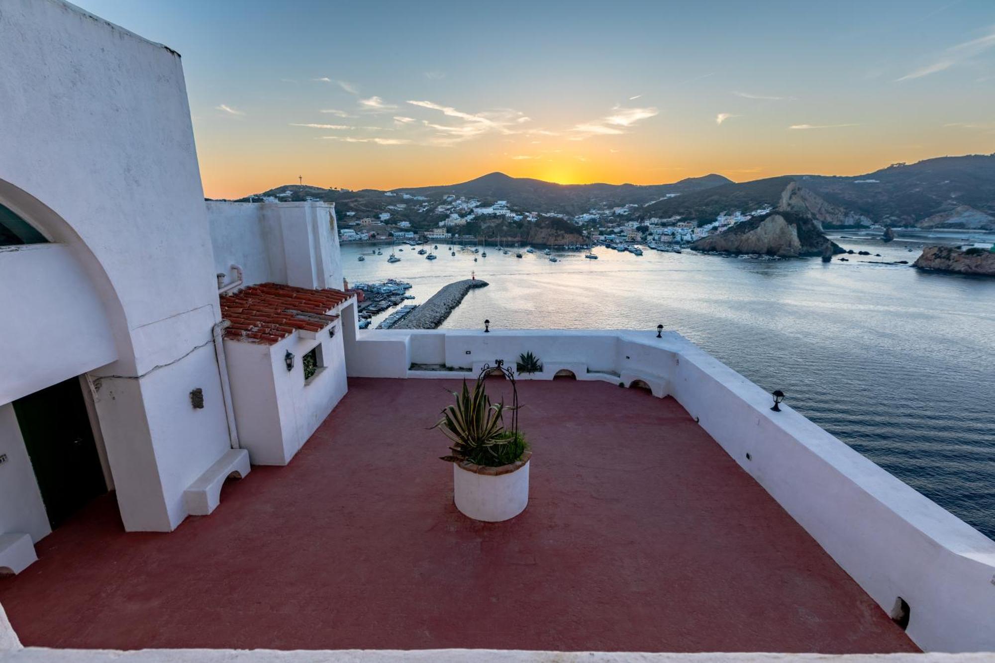 Hotel Torre Dei Borboni Ponza Bagian luar foto