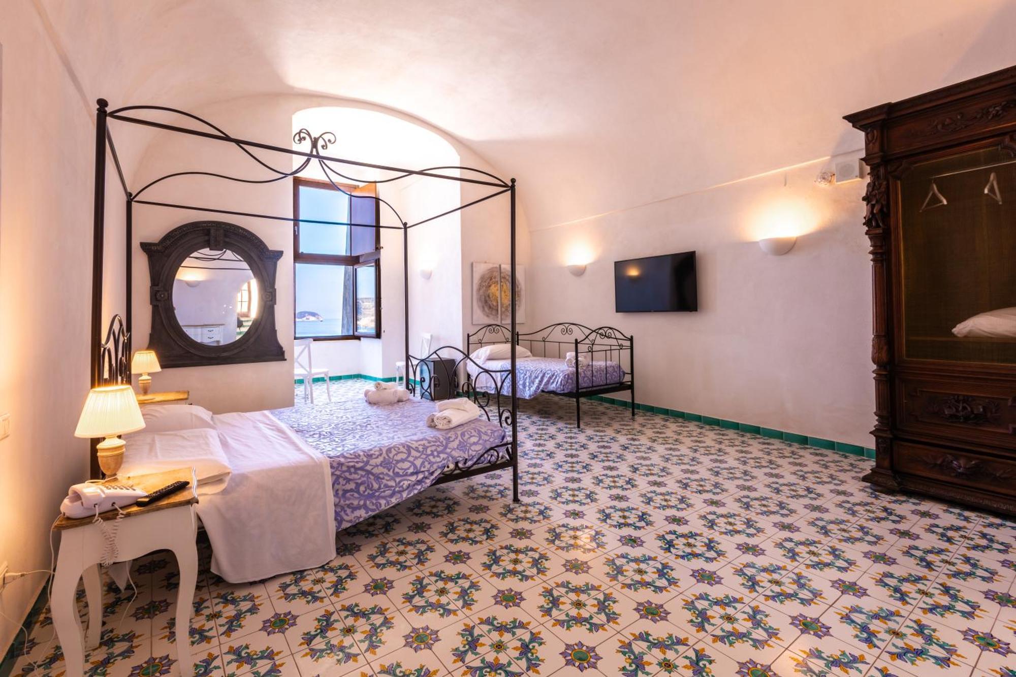 Hotel Torre Dei Borboni Ponza Bagian luar foto