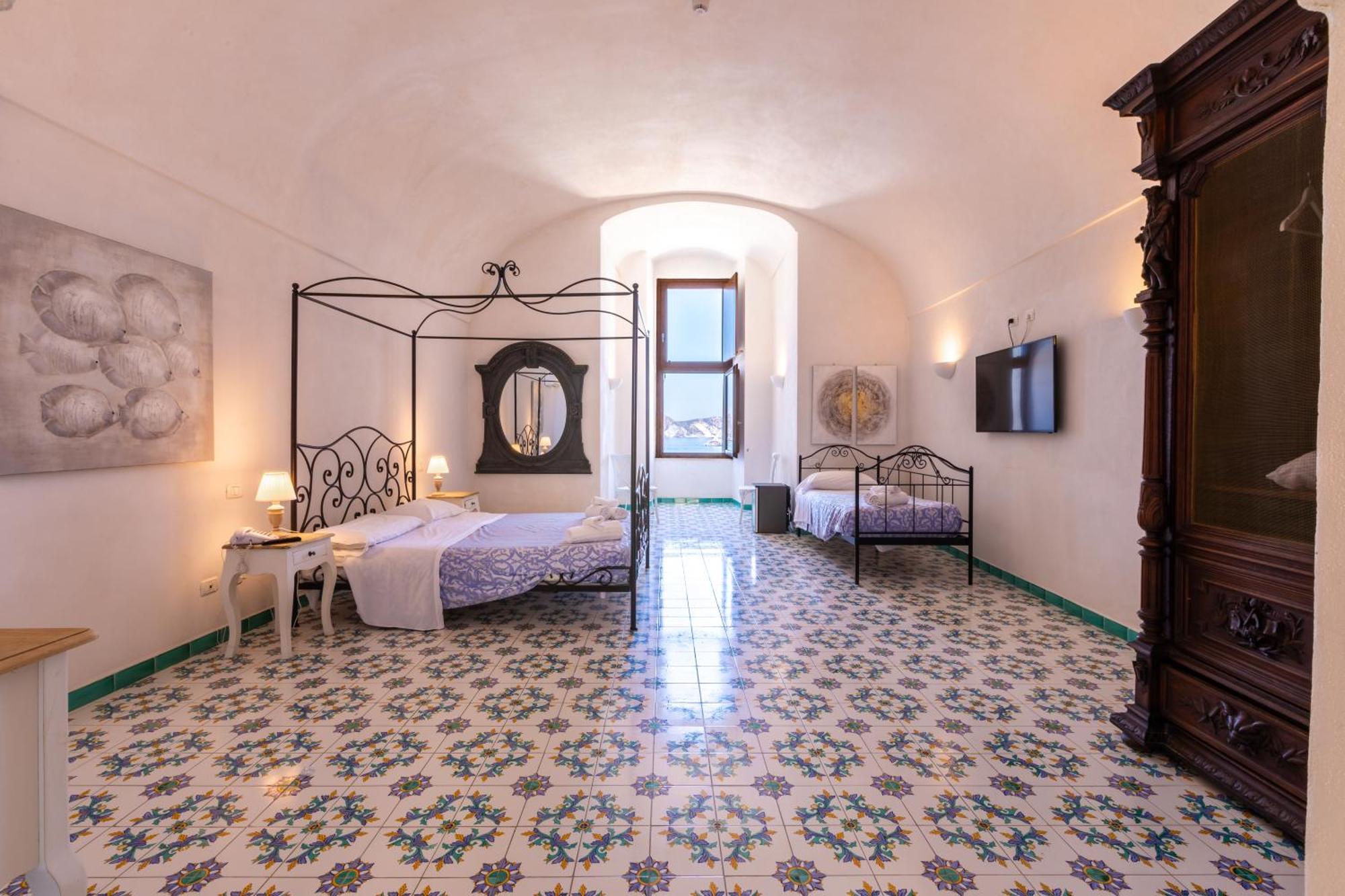 Hotel Torre Dei Borboni Ponza Bagian luar foto